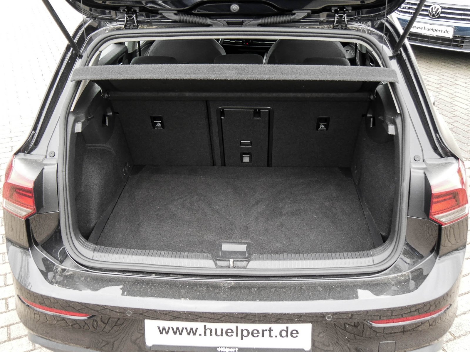 Volkswagen Golf VIII 1.5 eTSI LIFE PANO CAM ALU NAVI SITZHEIZUNG