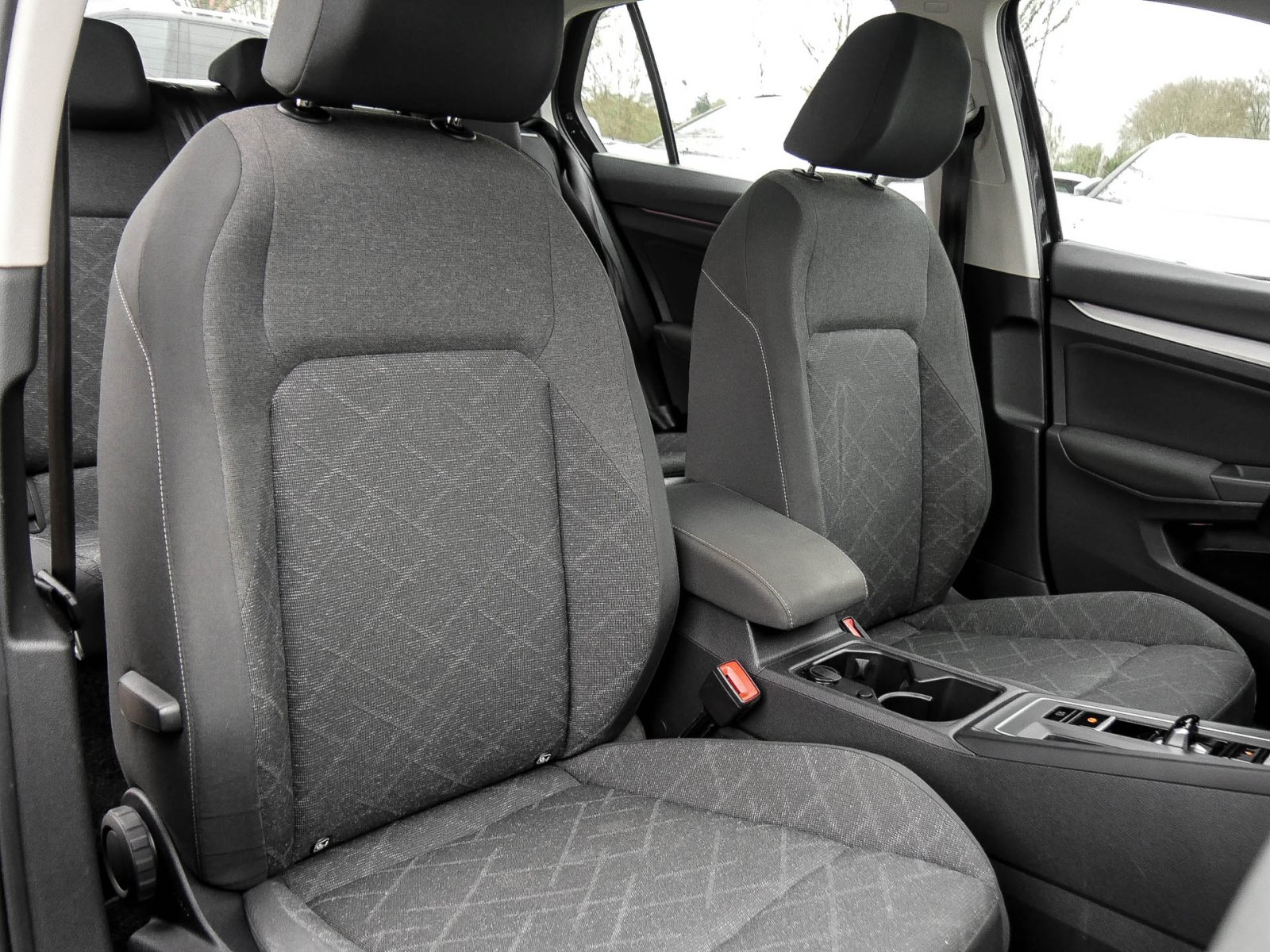 Volkswagen Golf VIII 1.5 eTSI LIFE PANO CAM ALU NAVI SITZHEIZUNG