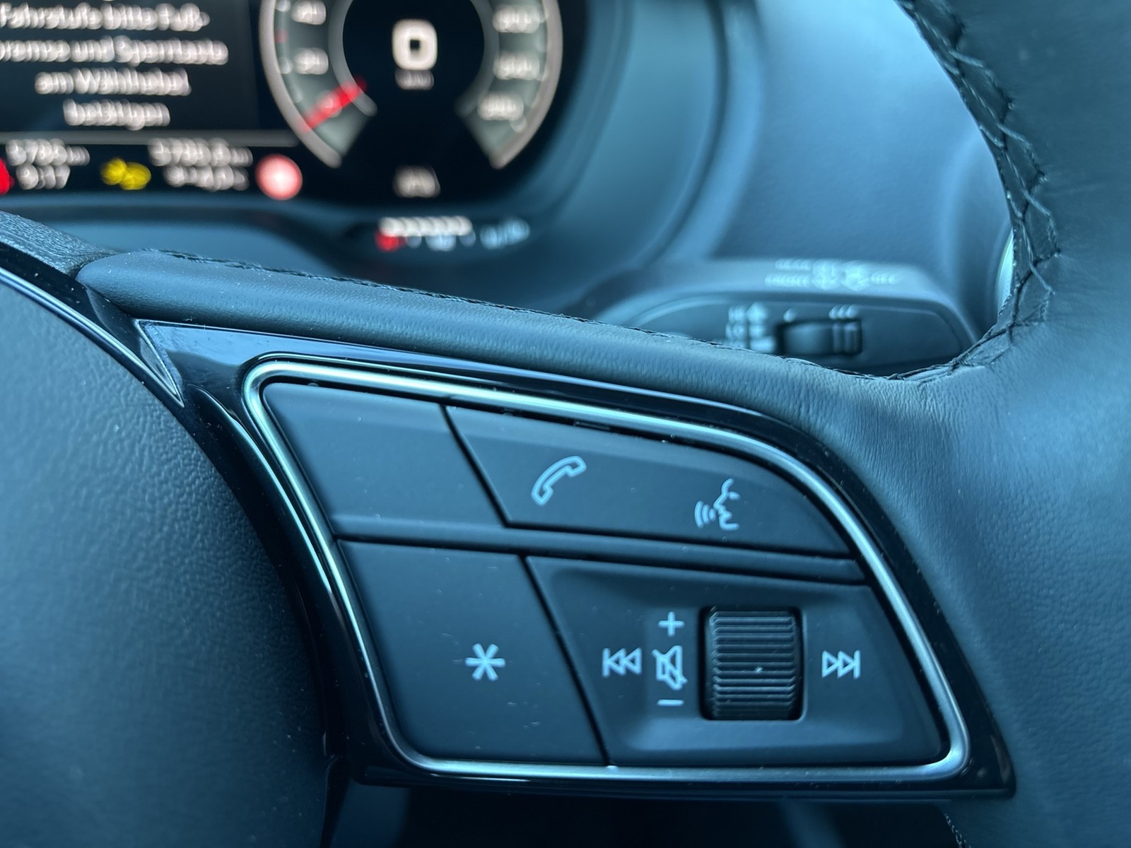 Audi Q2 35 advanced AHK CAM EKLAPPE NAVI+ LM17 SITZHZ