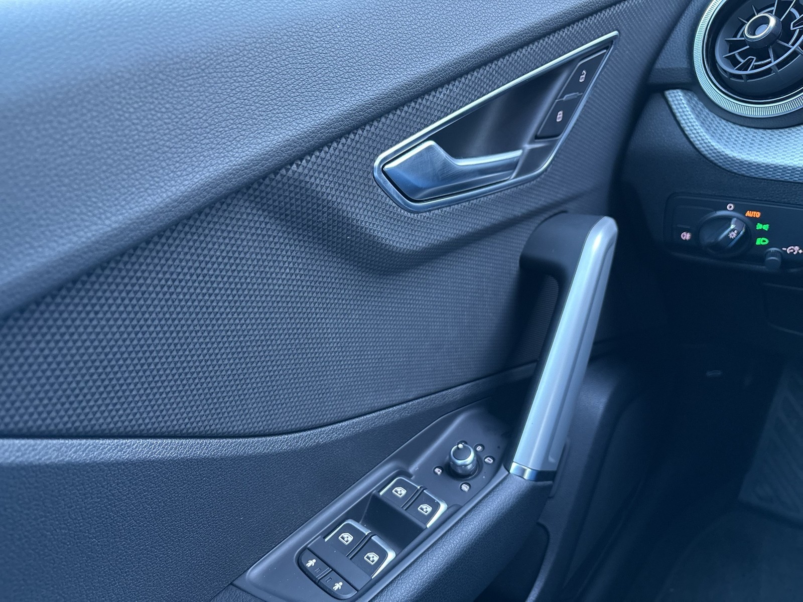 Audi Q2 35 advanced AHK CAM EKLAPPE NAVI+ LM17 SITZHZ