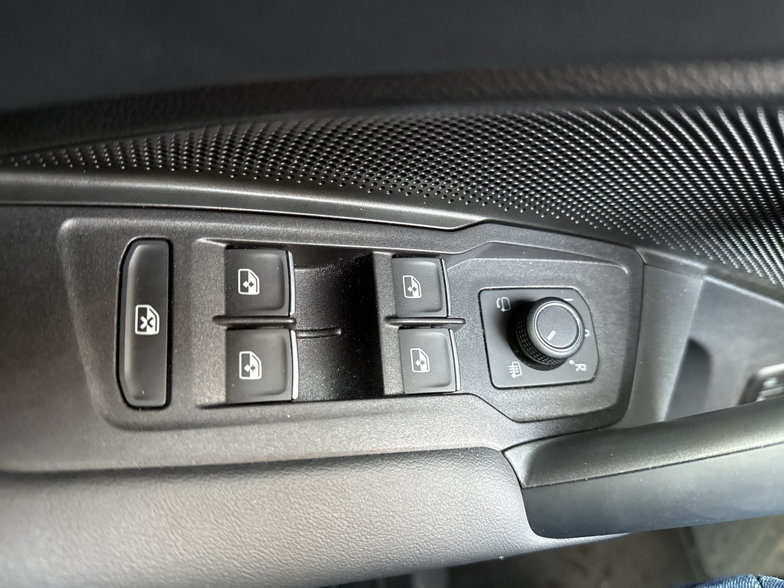 Volkswagen Tiguan 1.5 HYBRID ELEGANCE PANO KAMERA LEDER