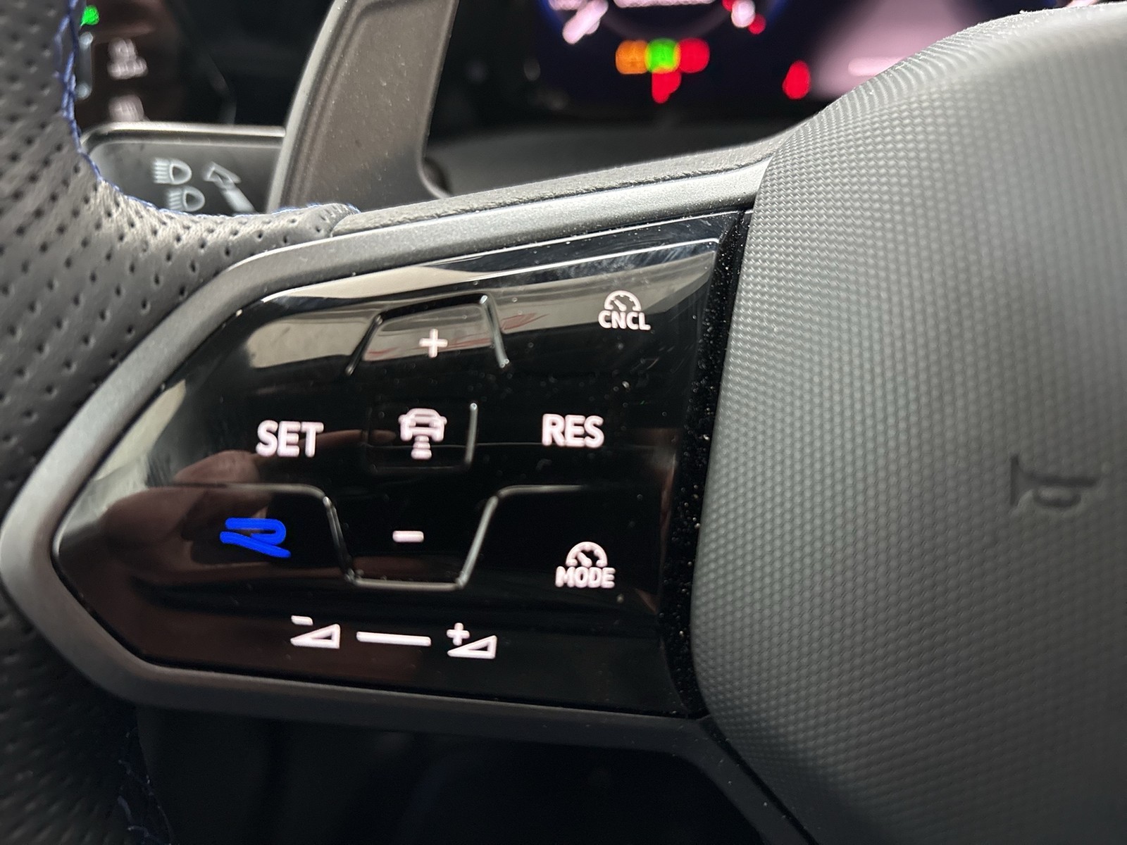 Volkswagen Golf VIII 2.0 R BLACK EDITION 4X4 CAM ACC LM19