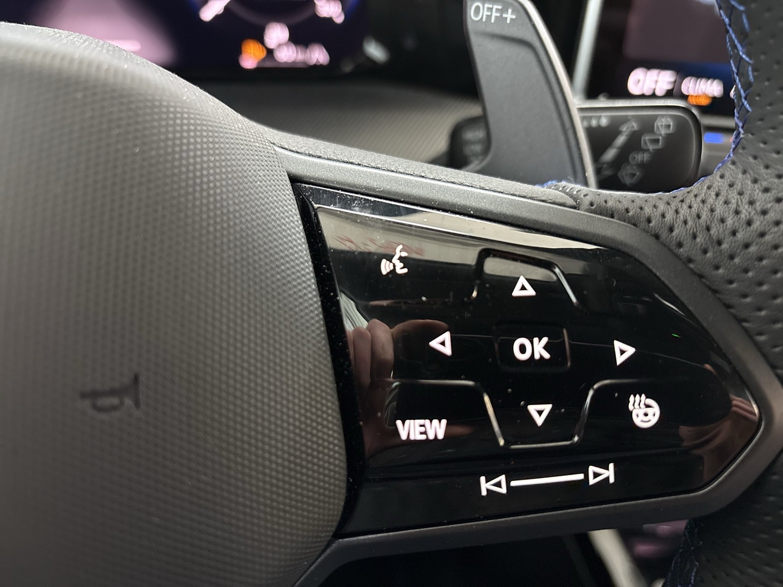 Volkswagen Golf VIII 2.0 R BLACK EDITION 4X4 CAM ACC LM19