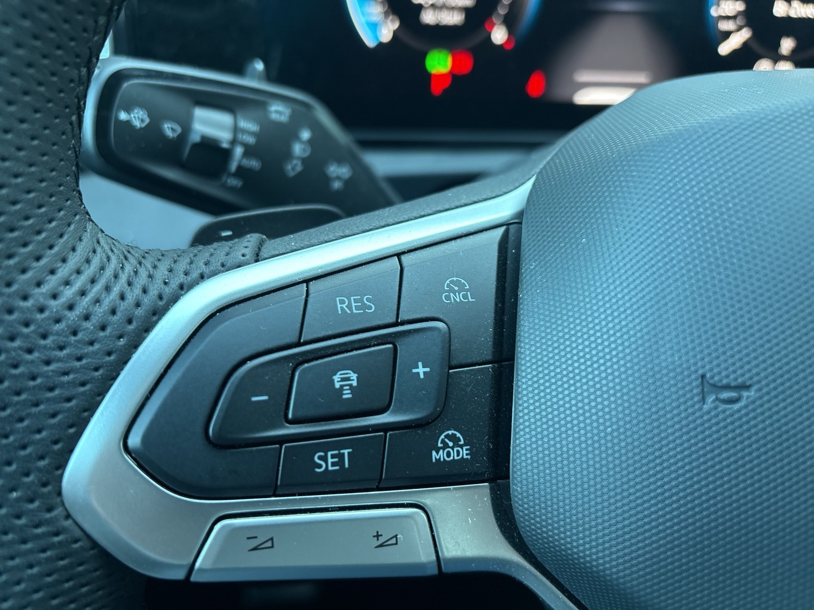 Volkswagen Tiguan 2.0 R-LINE 4X4 AHK CAM ACC LM19 LED+ NAVI