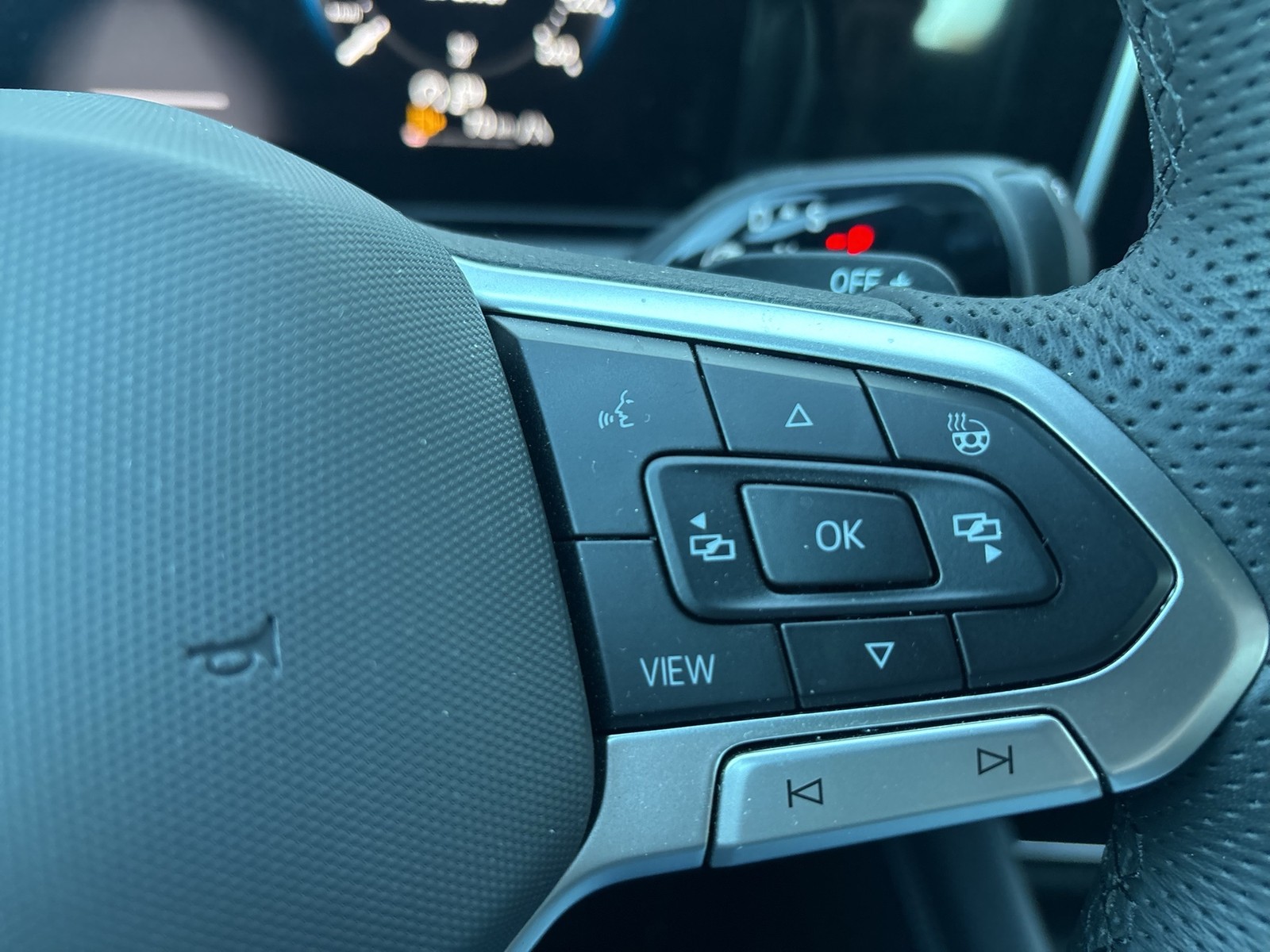 Volkswagen Tiguan 2.0 R-LINE 4X4 AHK CAM ACC LM19 LED+ NAVI