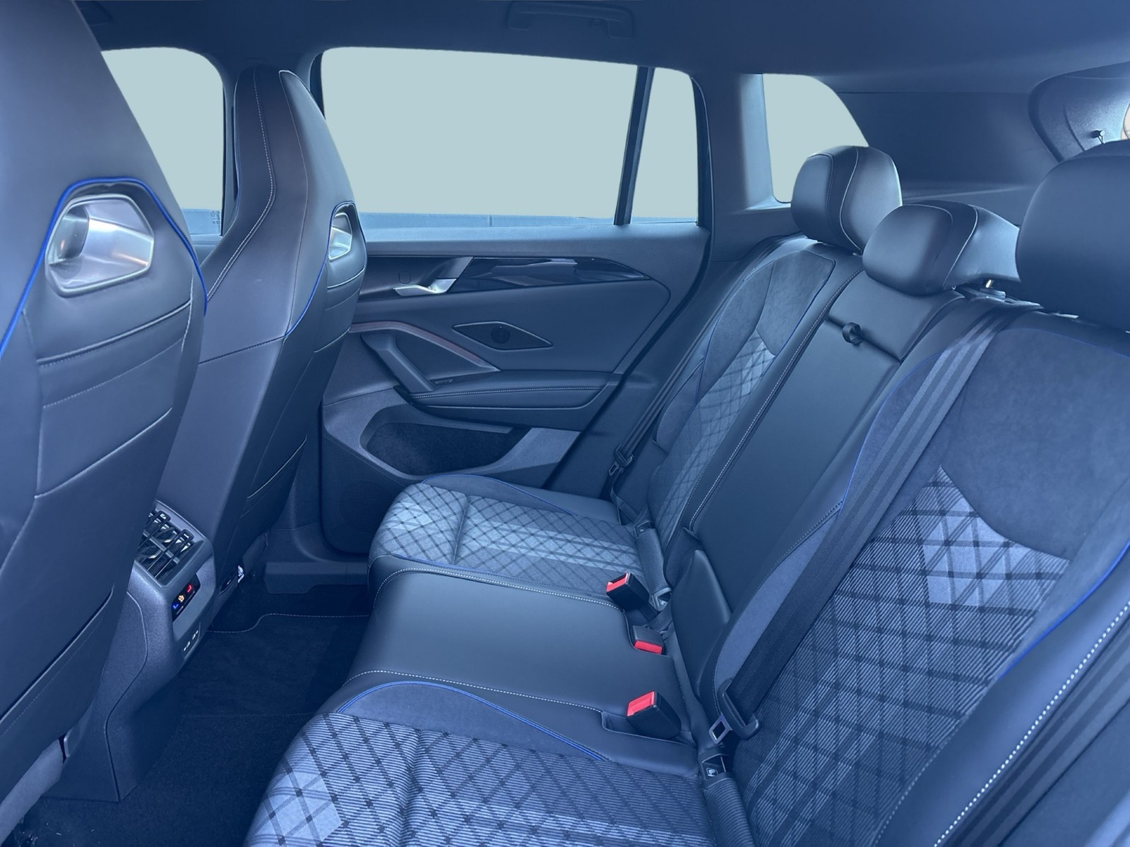 Volkswagen Tiguan 2.0 R-LINE 4X4 AHK CAM ACC LM19 LED+ NAVI