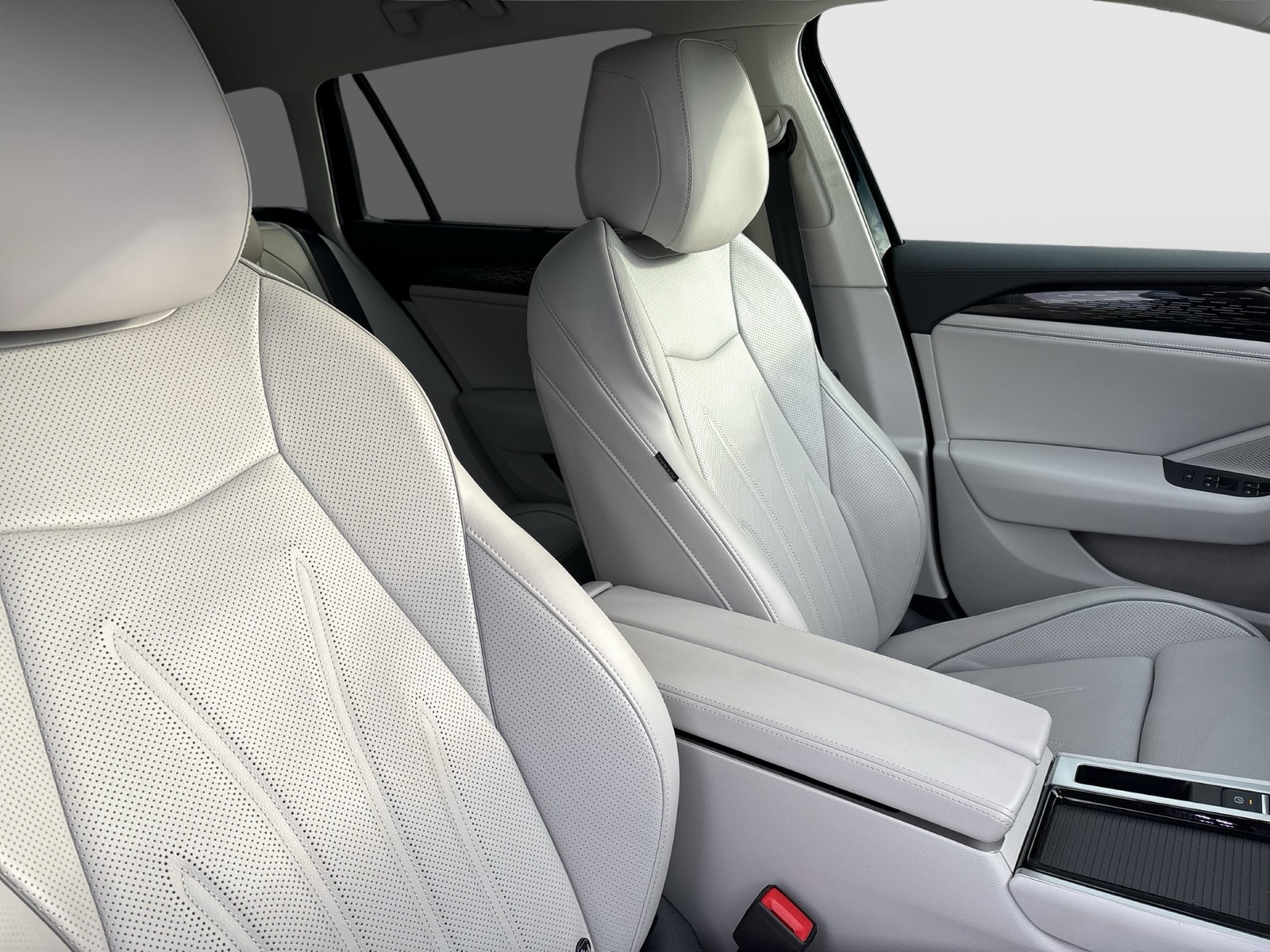 Volkswagen Passat Variant 1.5 HYBRID ELEGANCE LEDER AHK CAM