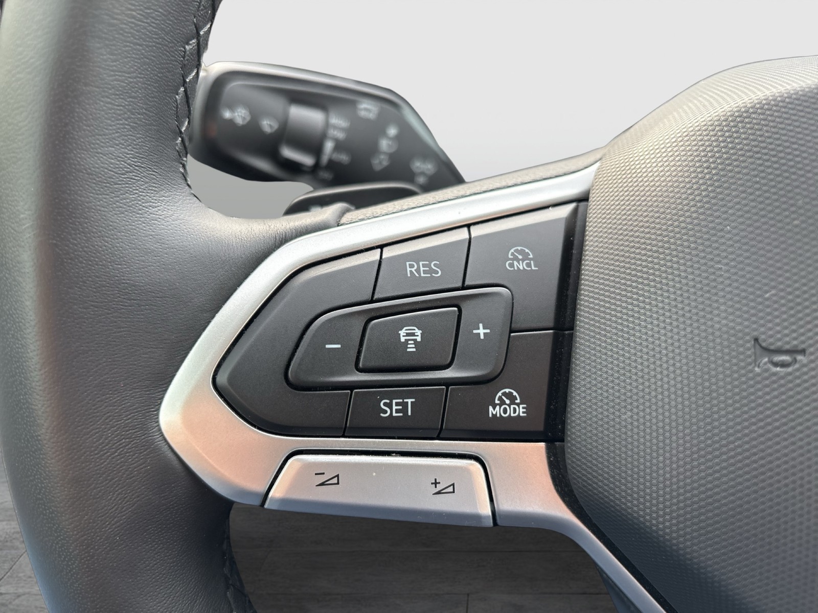 Volkswagen Passat Variant 1.5 HYBRID ELEGANCE LEDER AHK CAM