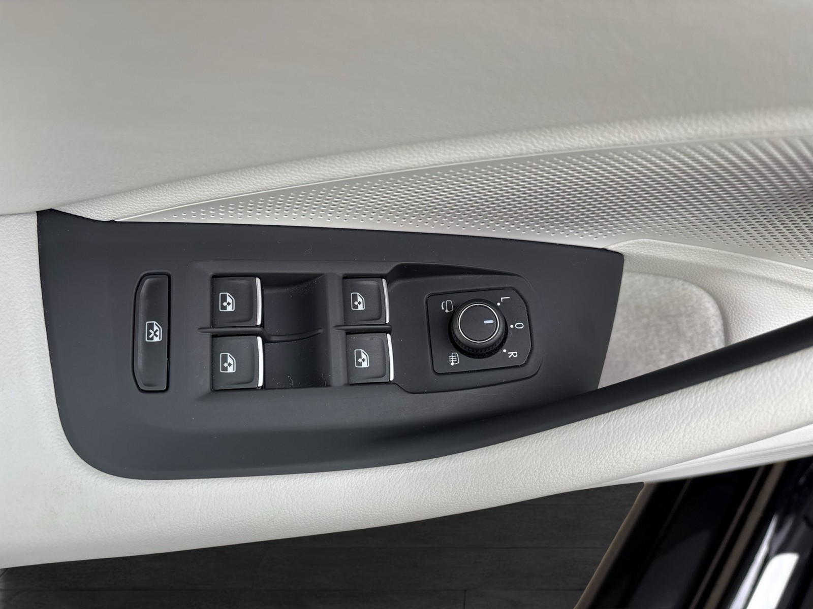 Volkswagen Passat Variant 1.5 HYBRID ELEGANCE LEDER AHK CAM