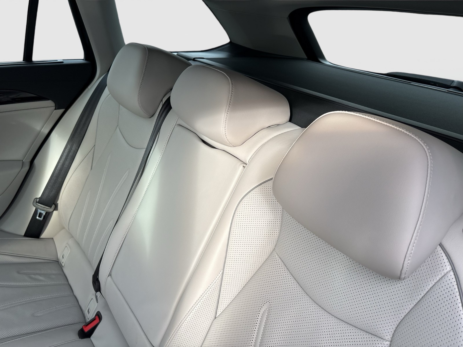 Volkswagen Passat Variant 1.5 HYBRID ELEGANCE LEDER AHK CAM