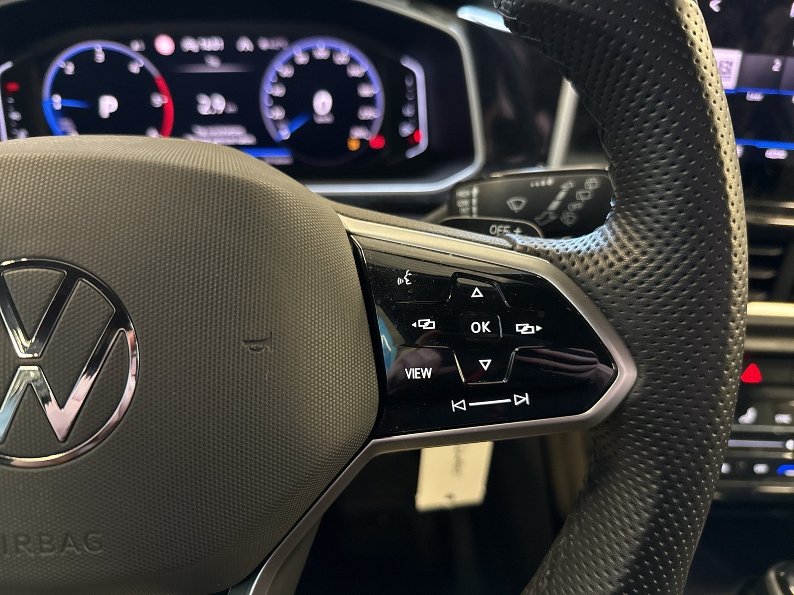 Volkswagen T-Roc 2.0 R-LINE AHK CAM ACC NAVI LED+ CARPLAY