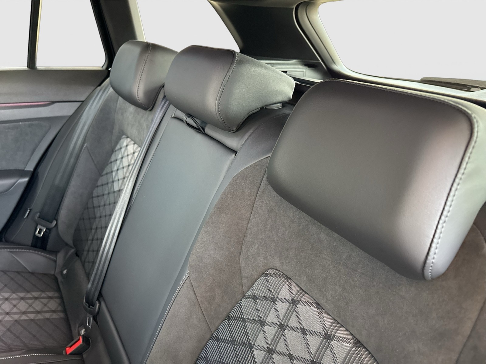 Volkswagen Golf Variant R-LINE DSG AHK BLACKSTYLE MATRIXLED