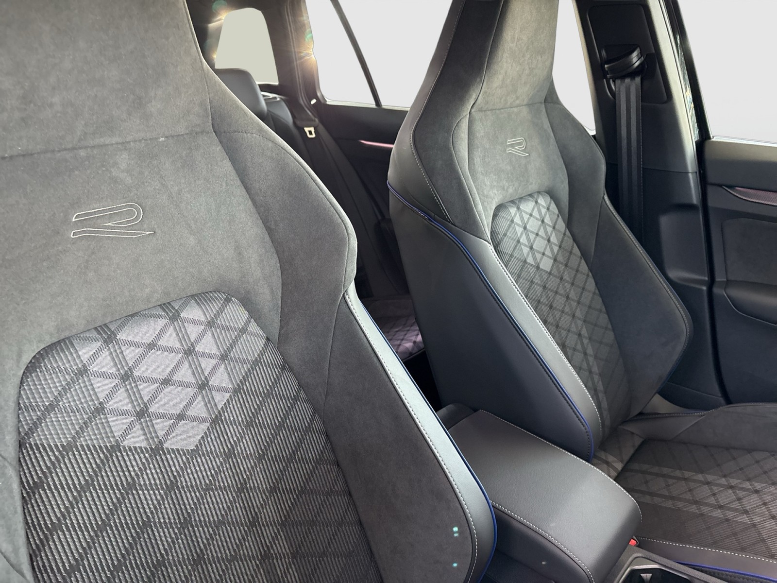 Volkswagen Golf Variant R-LINE DSG AHK BLACKSTYLE MATRIXLED