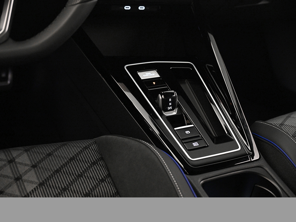 Volkswagen Golf R-LINE AHK MATRIXLED BLACKSTYLE CAM LM18