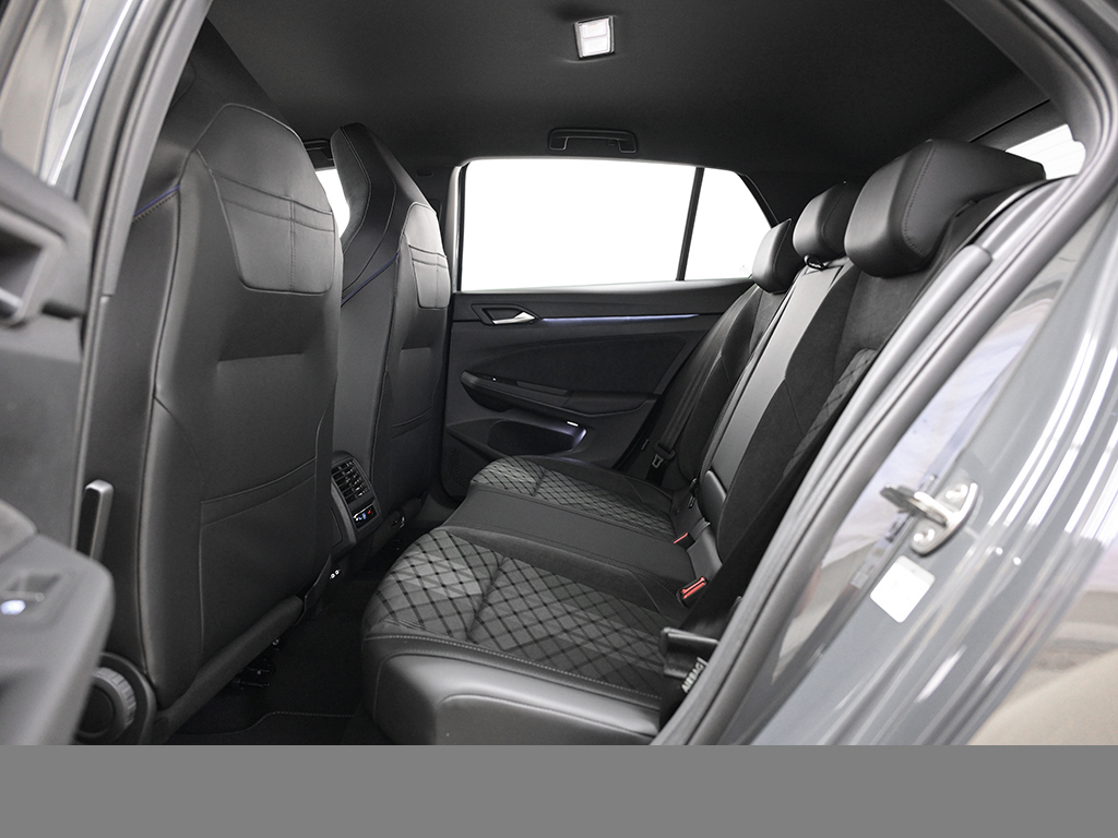 Volkswagen Golf R-LINE AHK MATRIXLED BLACKSTYLE CAM LM18