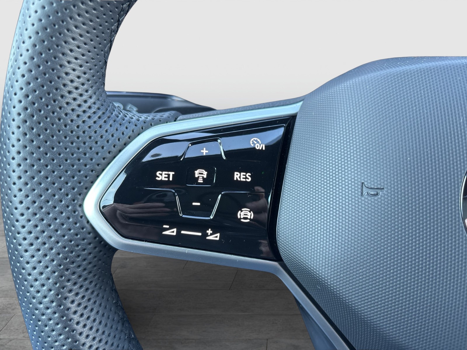 Volkswagen Golf VIII 1.5 eTSI R-LINE CAM ACC LM18 CARPLAY