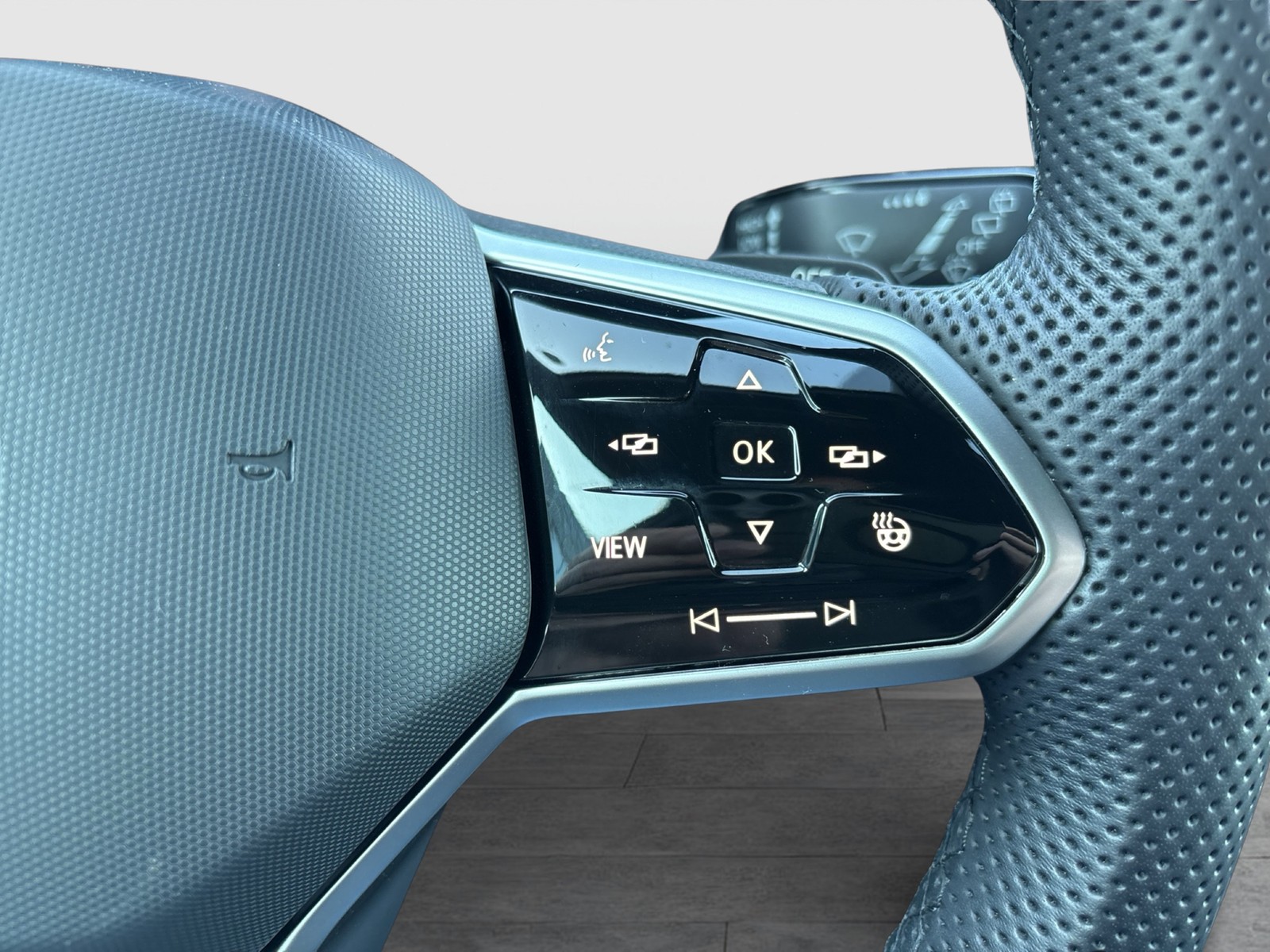 Volkswagen Golf VIII 1.5 eTSI R-LINE CAM ACC LM18 CARPLAY