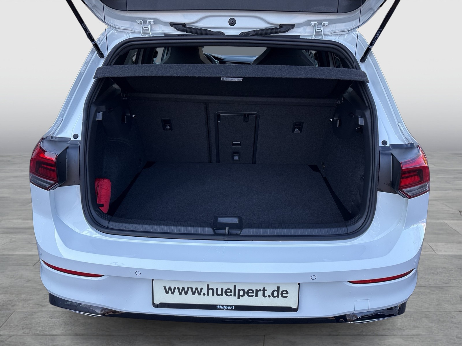 Volkswagen Golf VIII 1.5 eTSI R-LINE CAM ACC LM18 CARPLAY