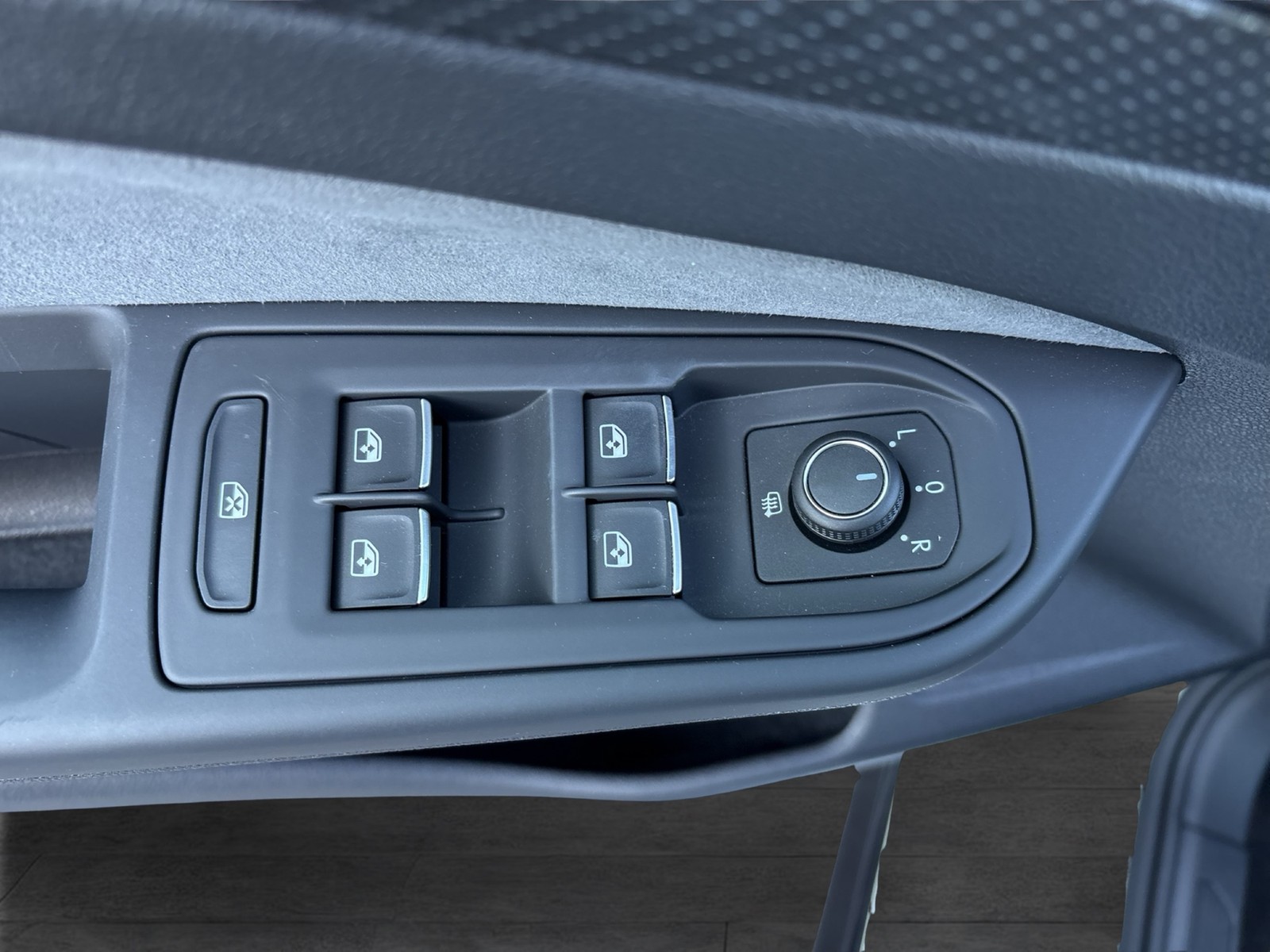 Volkswagen Golf VIII 1.5 eTSI R-LINE CAM ACC LM18 CARPLAY