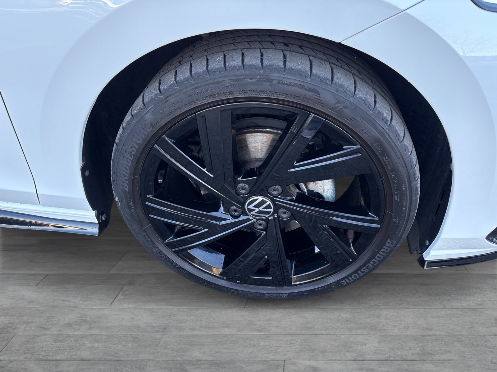 Volkswagen Golf VIII 1.5 eTSI R-LINE CAM ACC LM18 CARPLAY