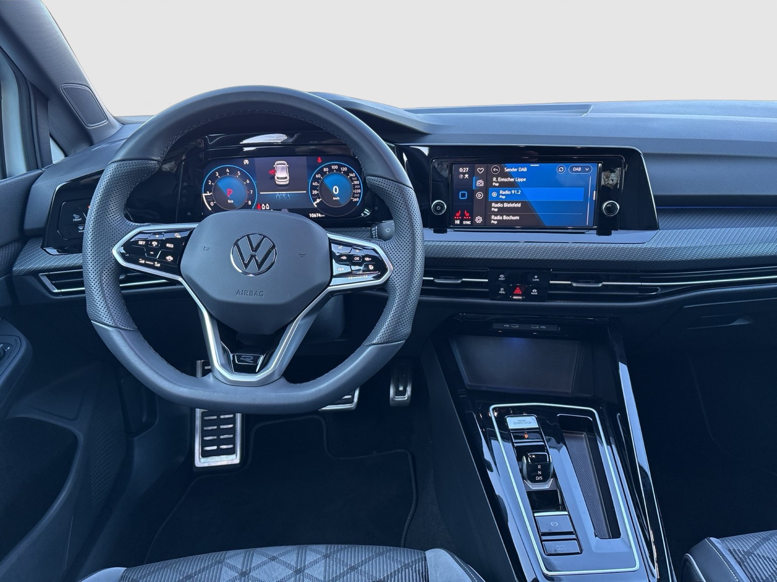 Volkswagen Golf VIII 1.5 eTSI R-LINE CAM ACC LM18 CARPLAY