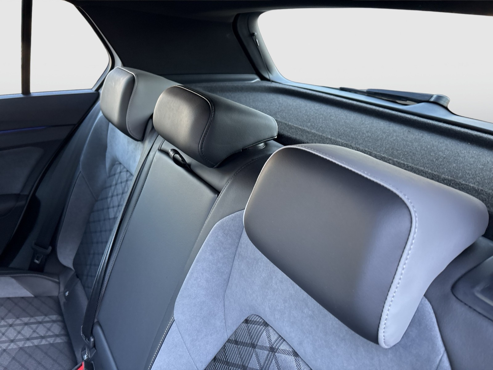 Volkswagen Golf VIII 1.5 eTSI R-LINE CAM ACC LM18 CARPLAY