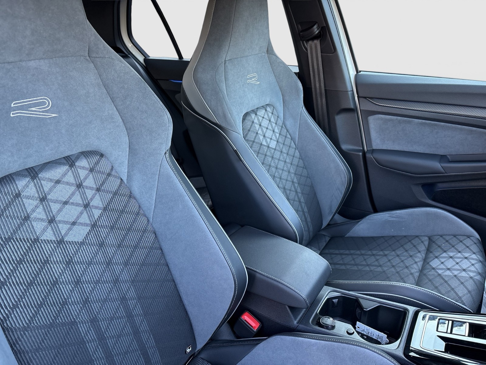 Volkswagen Golf VIII 1.5 eTSI R-LINE CAM ACC LM18 CARPLAY