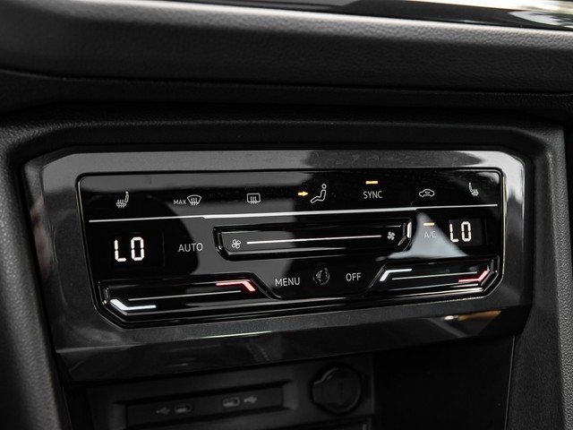 Volkswagen Tiguan 2.0 R-LINE 4X4 PANO AHK ACC ALU19" HUD
