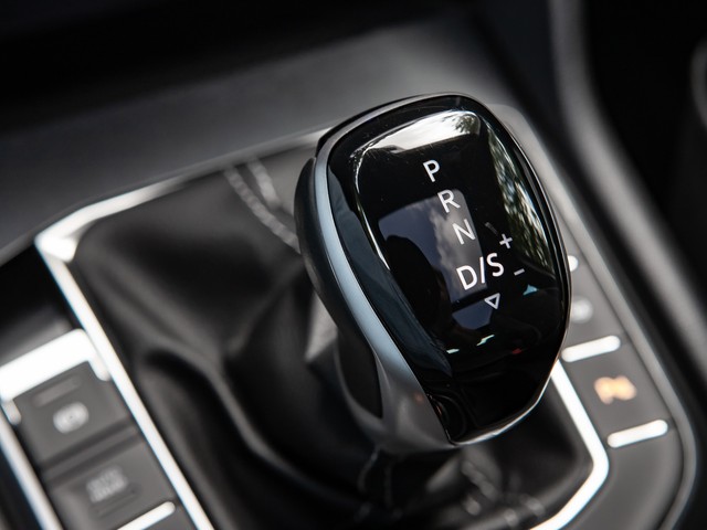 Volkswagen Tiguan 2.0 R-LINE 4X4 PANO AHK ACC ALU19" HUD