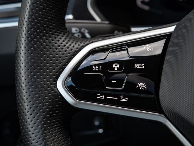 Volkswagen Tiguan 2.0 R-LINE 4X4 PANO AHK ACC ALU19" HUD