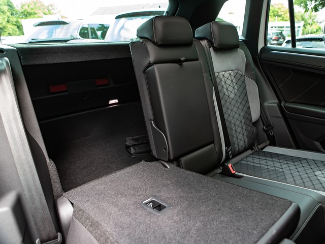 Volkswagen Tiguan 2.0 R-LINE 4X4 PANO AHK ACC ALU19" HUD