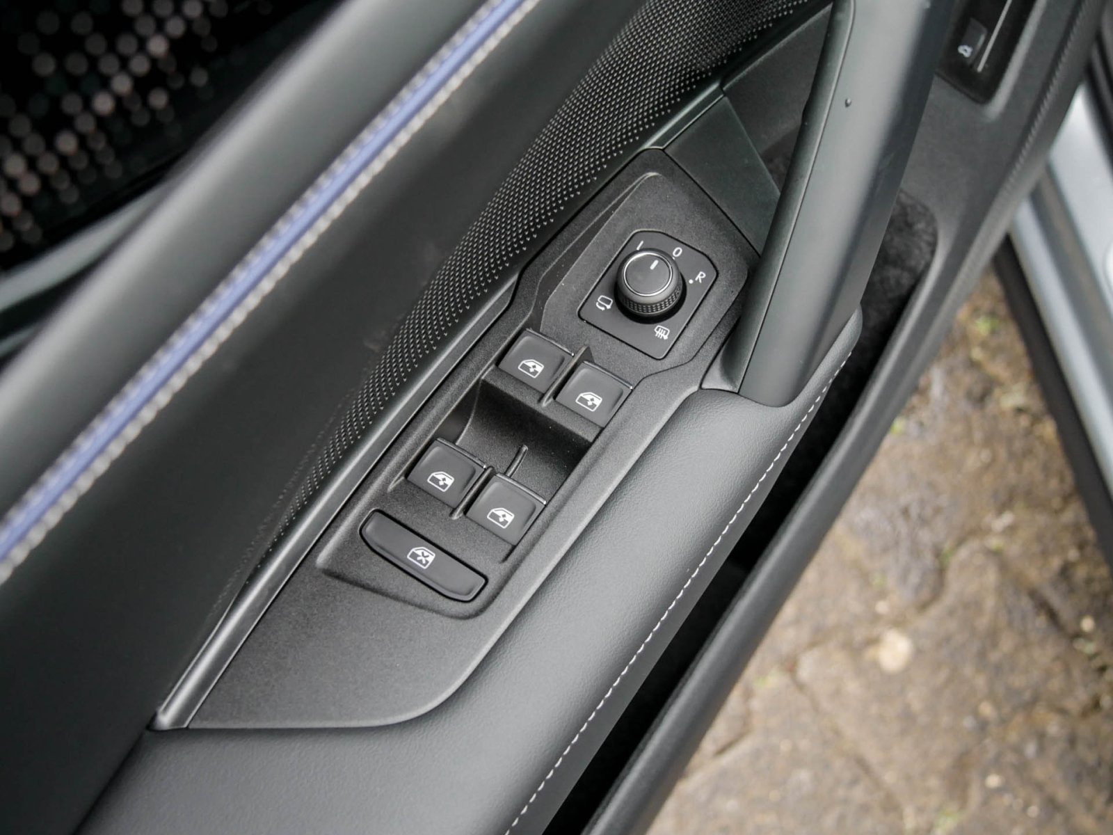 Volkswagen Tiguan 2.0 TDI R-LINE DSG NAVIPRO BLACKSTYLE AHK