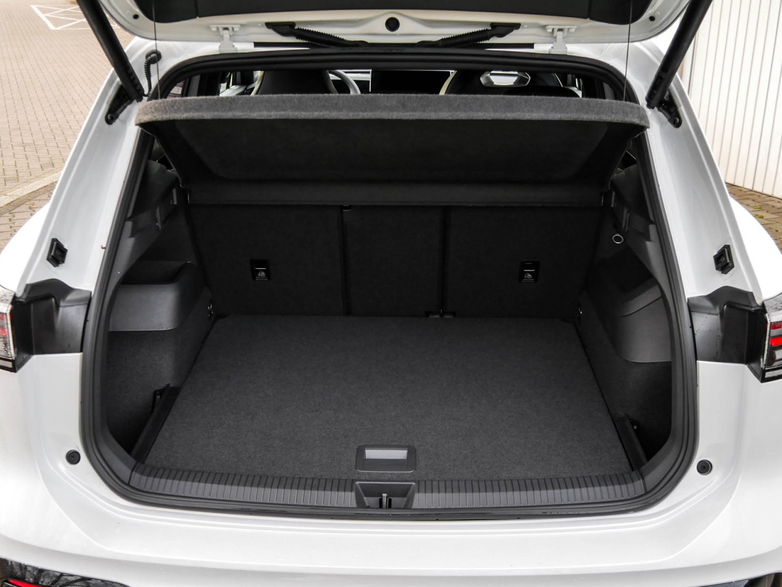 Volkswagen Tiguan 2.0 TDI R-LINE DSG NAVIPRO BLACKSTYLE AHK