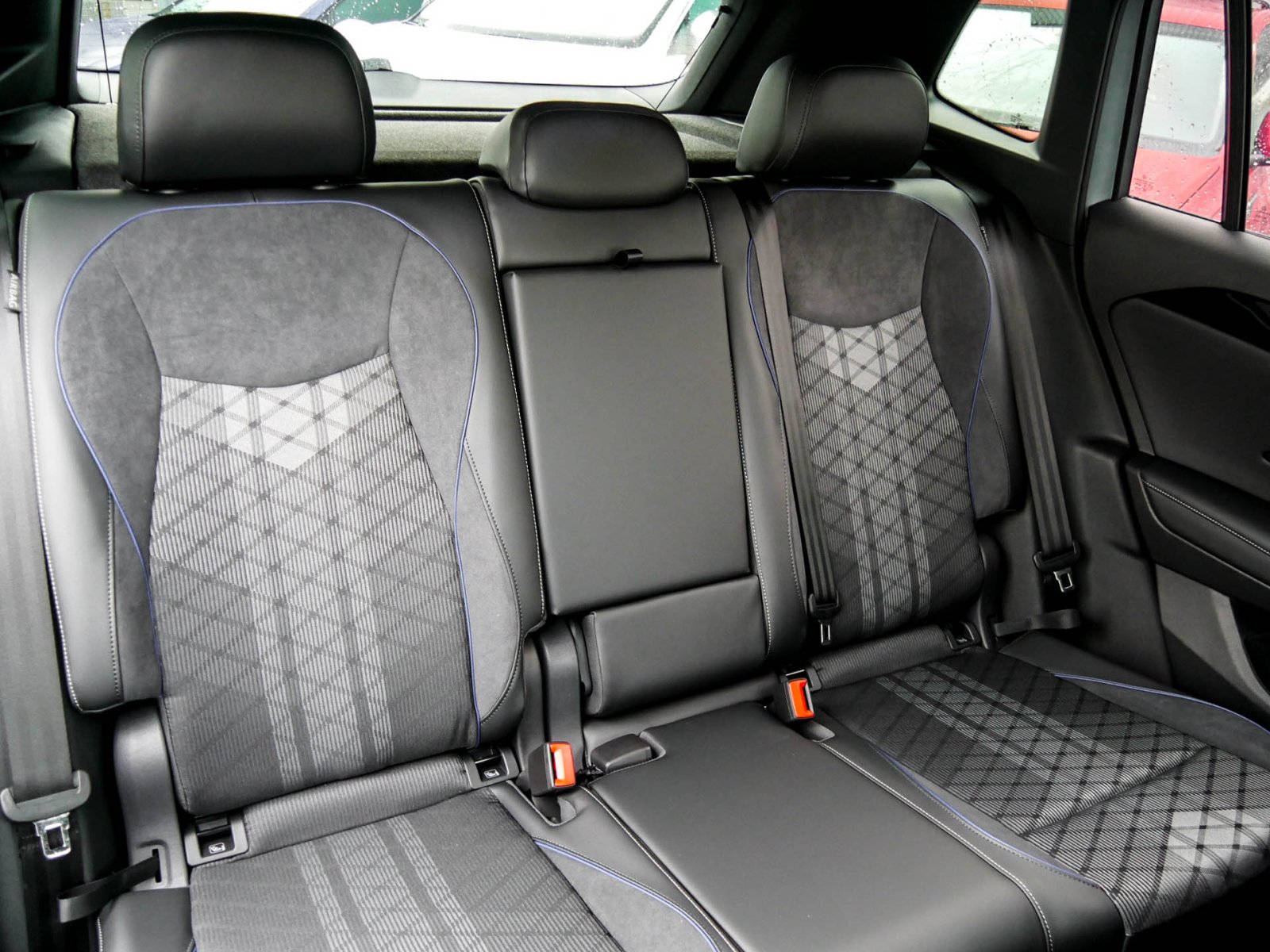 Volkswagen Tiguan 2.0 TDI R-LINE DSG NAVIPRO BLACKSTYLE AHK
