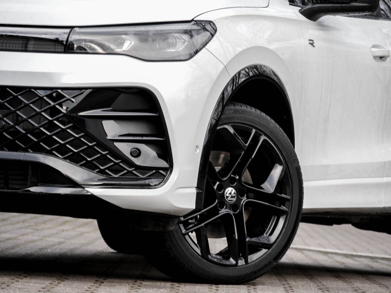 Volkswagen Tiguan 2.0 TDI R-LINE DSG NAVIPRO BLACKSTYLE AHK