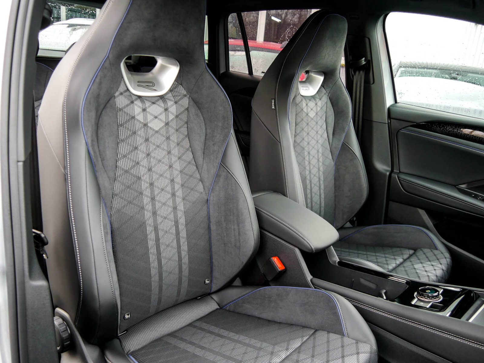 Volkswagen Tiguan 2.0 TDI R-LINE DSG NAVIPRO BLACKSTYLE AHK
