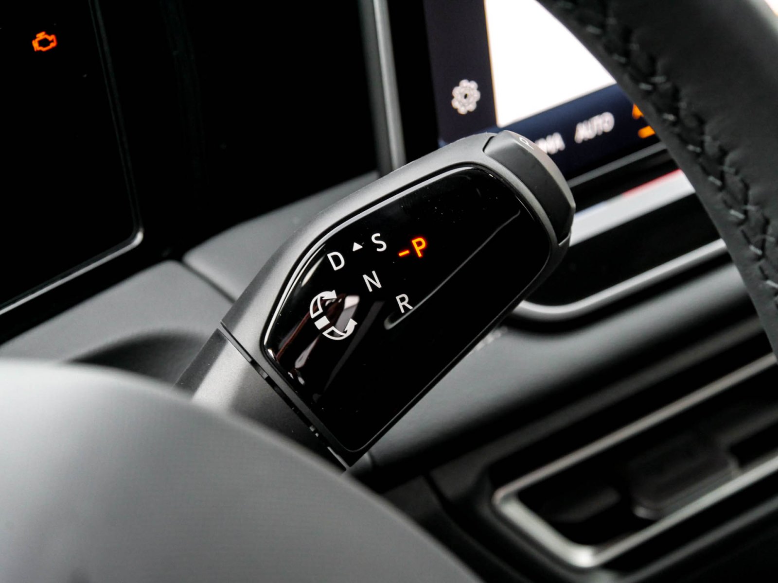 Volkswagen Tiguan 2.0 TDI R-LINE DSG NAVIPRO BLACKSTYLE AHK