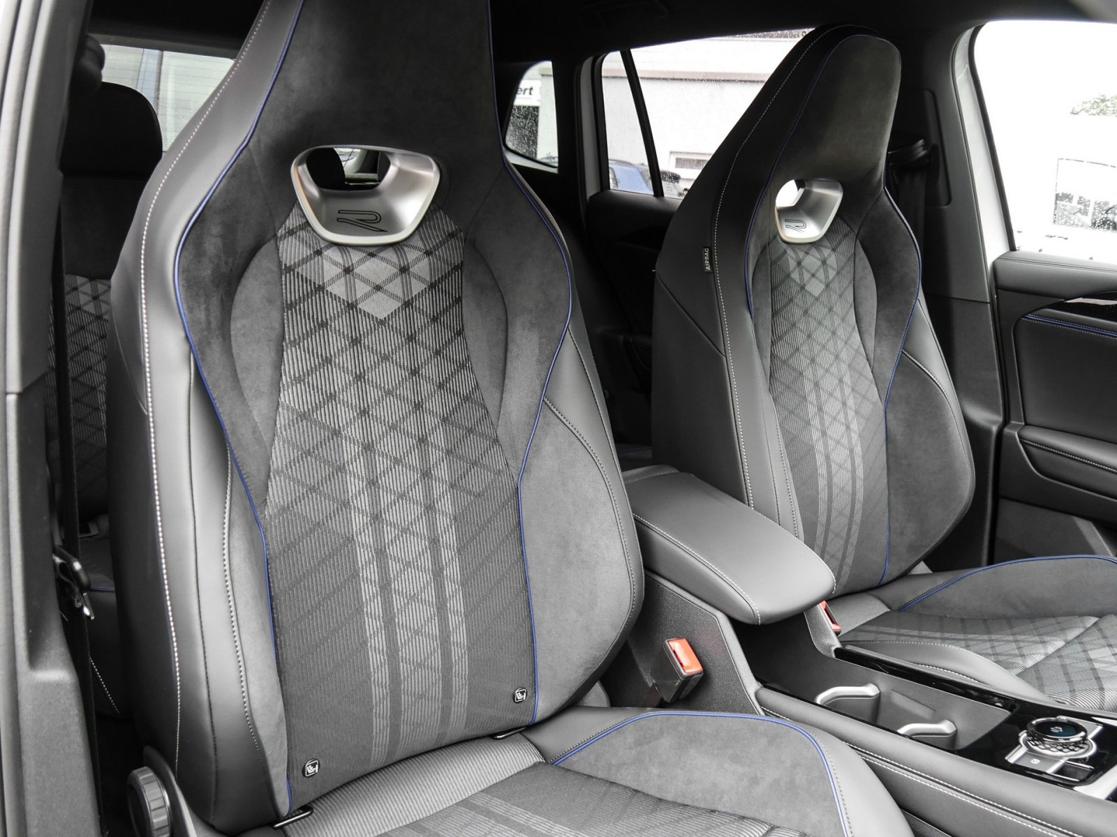 Volkswagen Tiguan 2.0 TDI R-LINE DSG AHK BLACKSTYLE NAVIPRO