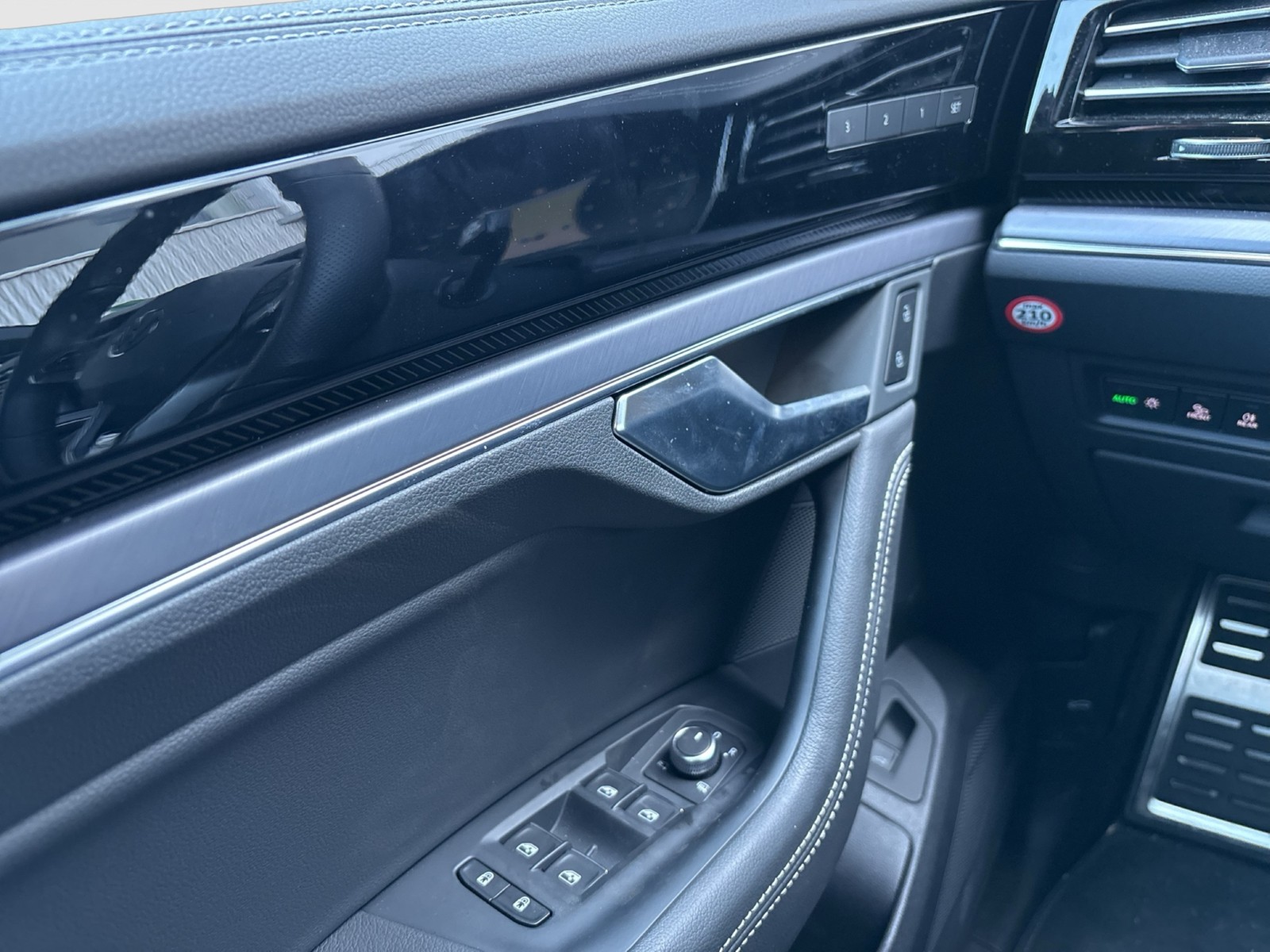 Volkswagen Touareg V6 R-LINE AHK CAM ACC LM19 HD-MATRIX NAVI