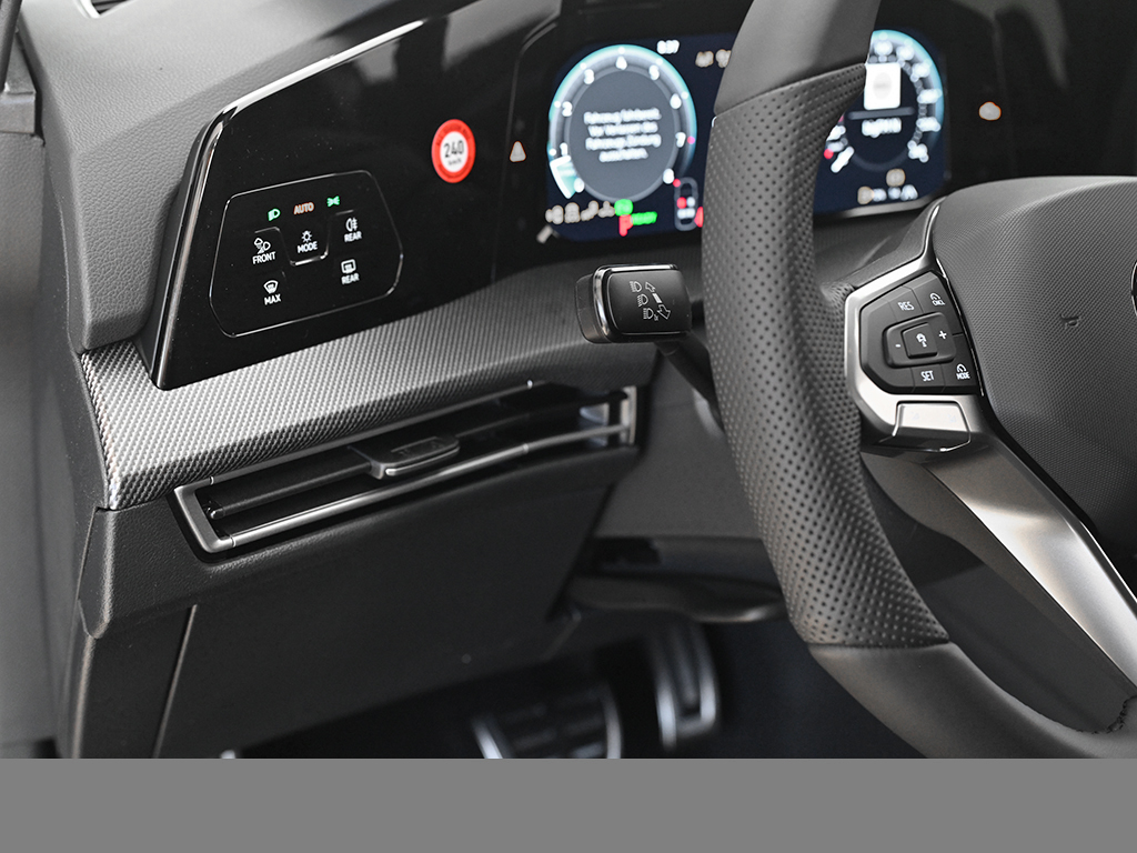 Volkswagen Golf VIII 1.5 eTSI R-LINE BLACK STYLE CAM LM18