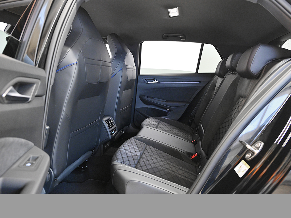 Volkswagen Golf VIII 1.5 eTSI R-LINE BLACK STYLE CAM LM18