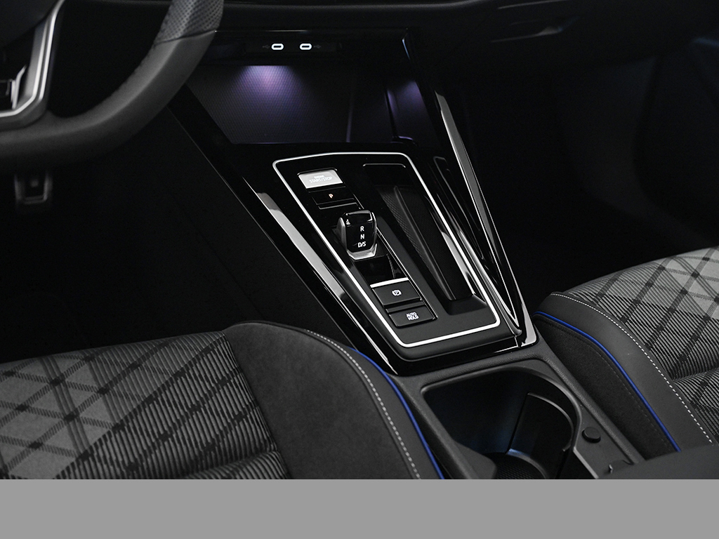 Volkswagen Golf VIII 1.5 eTSI R-LINE BLACK STYLE CAM LM18