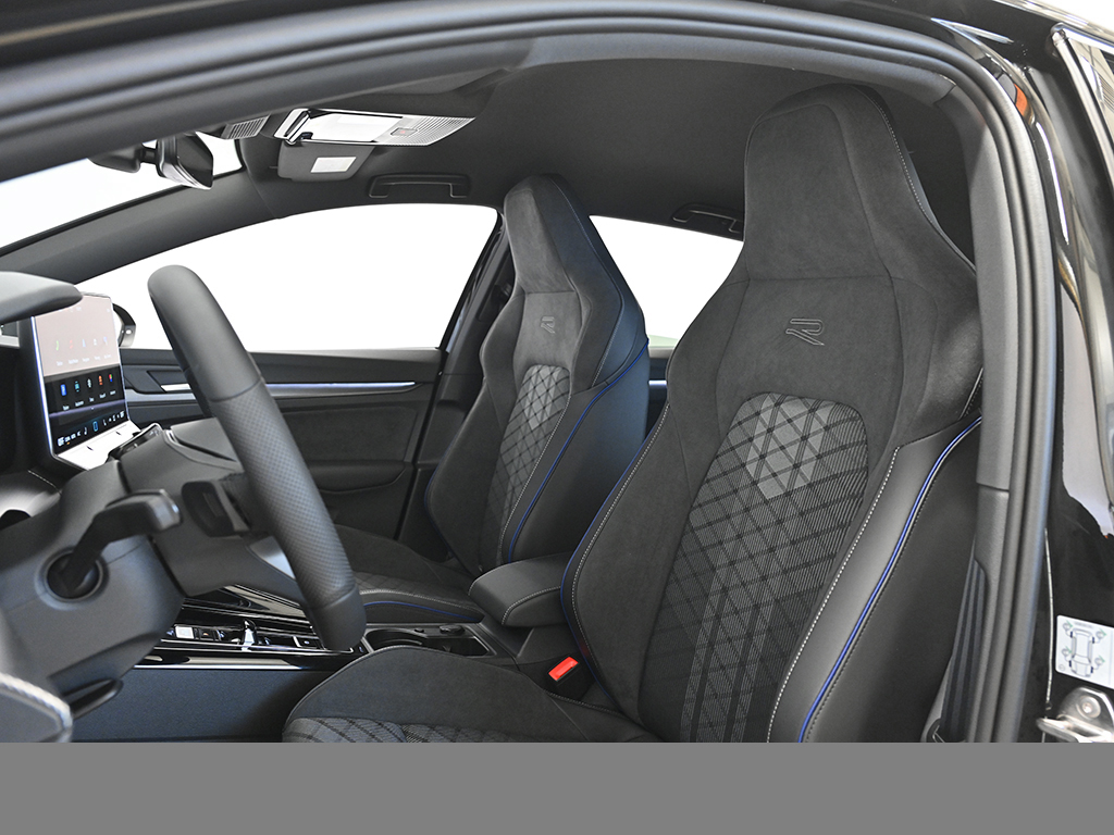 Volkswagen Golf VIII 1.5 eTSI R-LINE BLACK STYLE CAM LM18