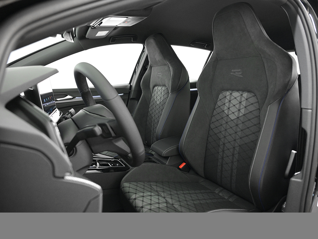 Volkswagen Golf VIII 1.5 eTSI R-LINE BLACK STYLE CAM LM18