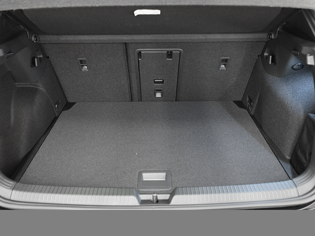 Volkswagen Golf VIII 1.5 eTSI R-LINE BLACK STYLE CAM LM18