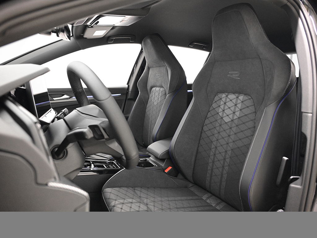 Volkswagen Golf VIII 1.5 eTSI R-LINE BLACK STYLE CAM LM18