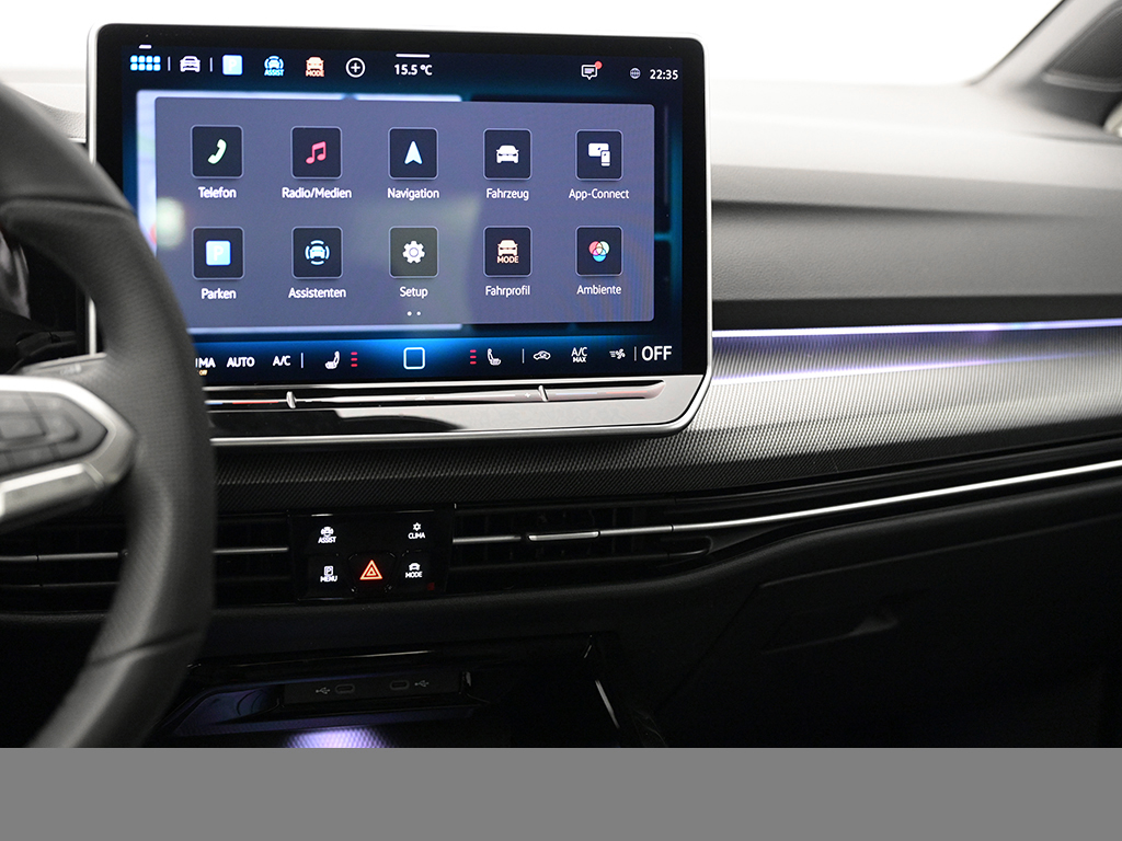 Volkswagen Golf VIII 1.5 eTSI R-LINE BLACK STYLE CAM LM18