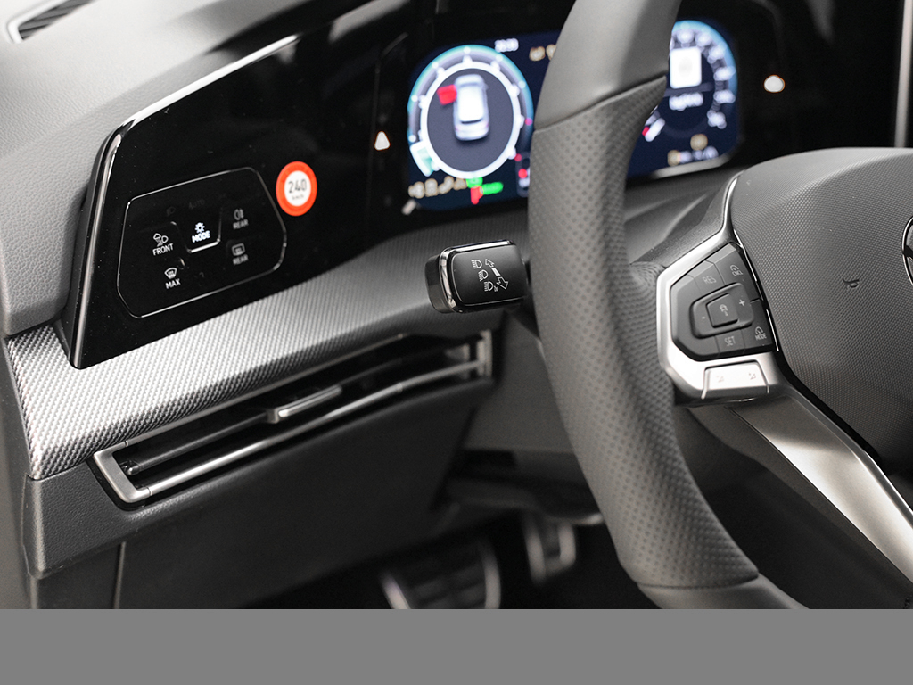 Volkswagen Golf VIII 1.5 eTSI R-LINE BLACK STYLE CAM LM18