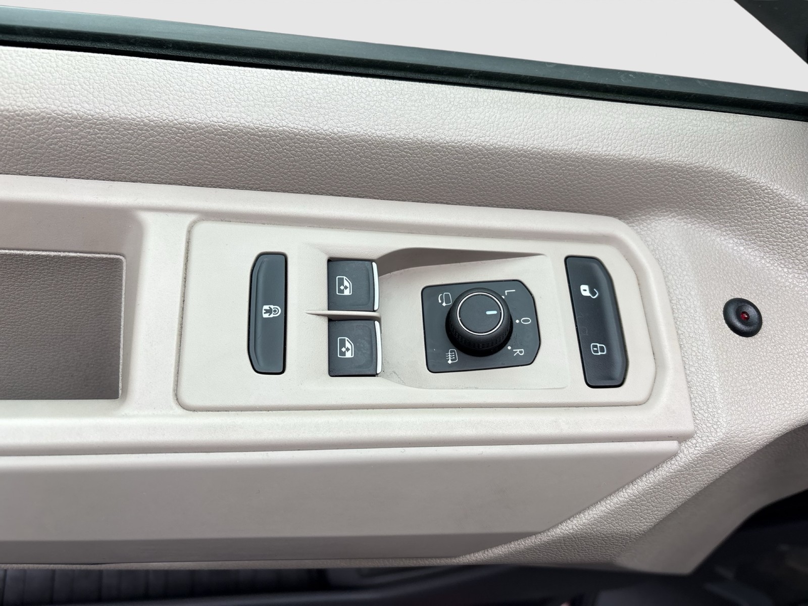 Volkswagen T7 Multivan HYBRID ENERGETIC PANO AHK CAM LM18