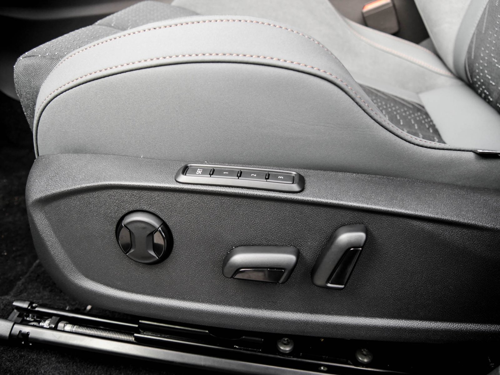 Cupra Born VZ eSITZE SENNHEISER KEYLESS 360CAM LM20